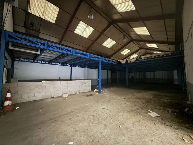 Flex in La Courneuve for sale - Interior Photo - Image 2 of 12