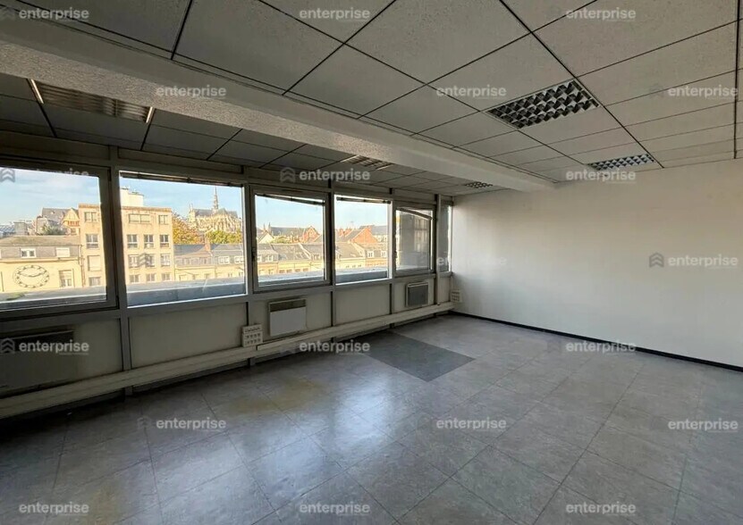 Office in Amiens for lease - Interior Photo - Image 2 of 7