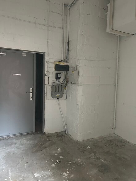 Unit 4 Brayford Square Stepney Green, London for lease - Building Photo - Image 3 of 4