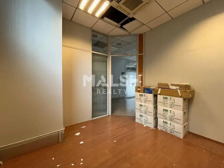 Retail in Villeurbanne for lease - Interior Photo - Image 3 of 12