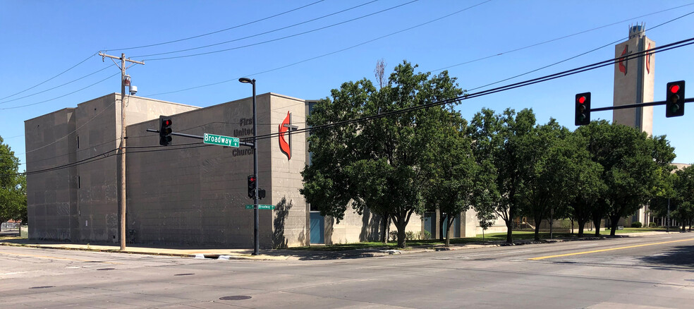 330 N Broadway Ave, Wichita, KS for sale - Primary Photo - Image 1 of 12