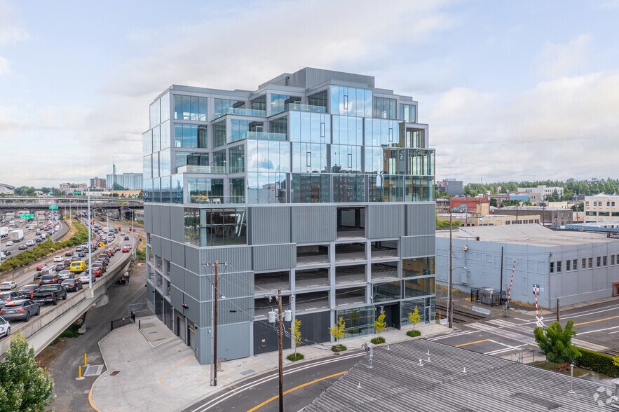 7 SE Stark St, Portland, OR for lease - Primary Photo - Image 1 of 4
