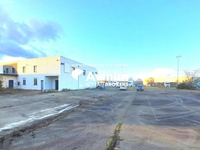 Office in Ormes for lease - Building Photo - Image 3 of 12