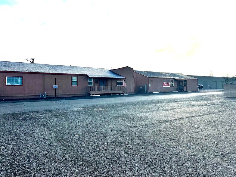 200 & 210 N Volland St. portfolio of 2 properties for sale on LoopNet.com - Building Photo - Image 2 of 9