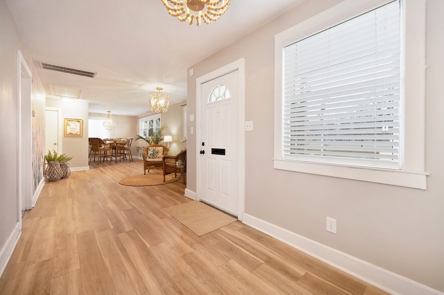 1512 E Bayview Blvd, Norfolk, VA for sale - Interior Photo - Image 3 of 35