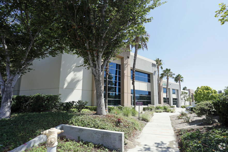 285 S Dupont Ave, Ontario, CA for lease - Primary Photo - Image 1 of 4