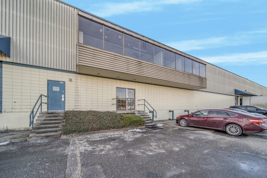 530-590 Chester Rd, Delta, BC for lease - Building Photo - Image 1 of 5