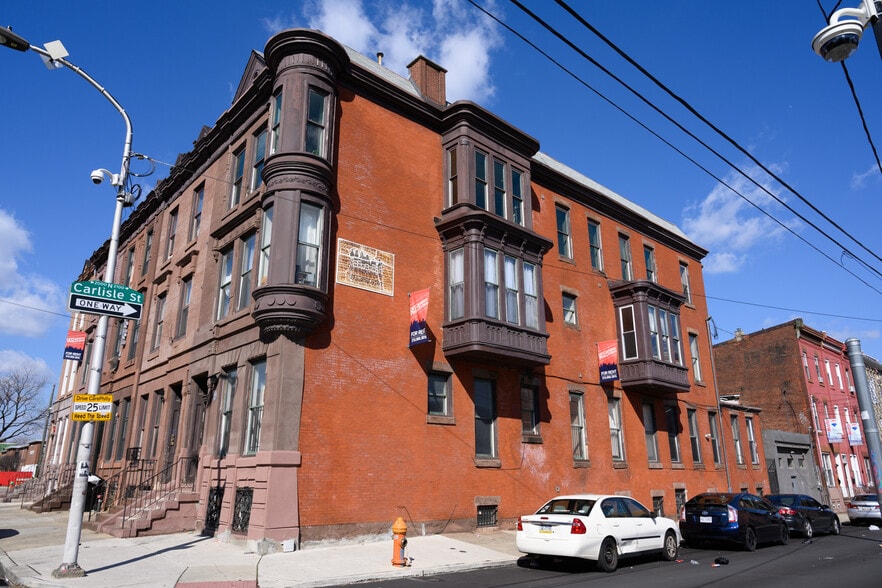 588-Bedrooom Student Housing Portfolio portfolio of 65 properties for sale on LoopNet.com - Primary Photo - Image 1 of 30