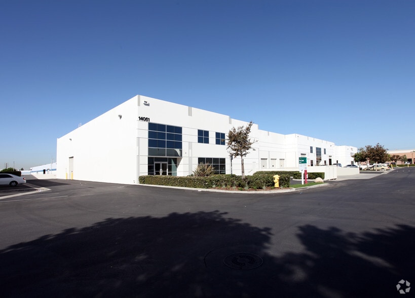 14051-14055 Stage Rd, Santa Fe Springs, CA for lease - Building Photo - Image 3 of 11