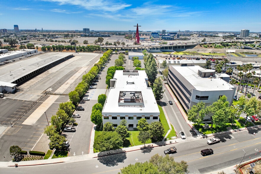 746 N Eckhoff St, Orange, CA for lease - Building Photo - Image 3 of 9