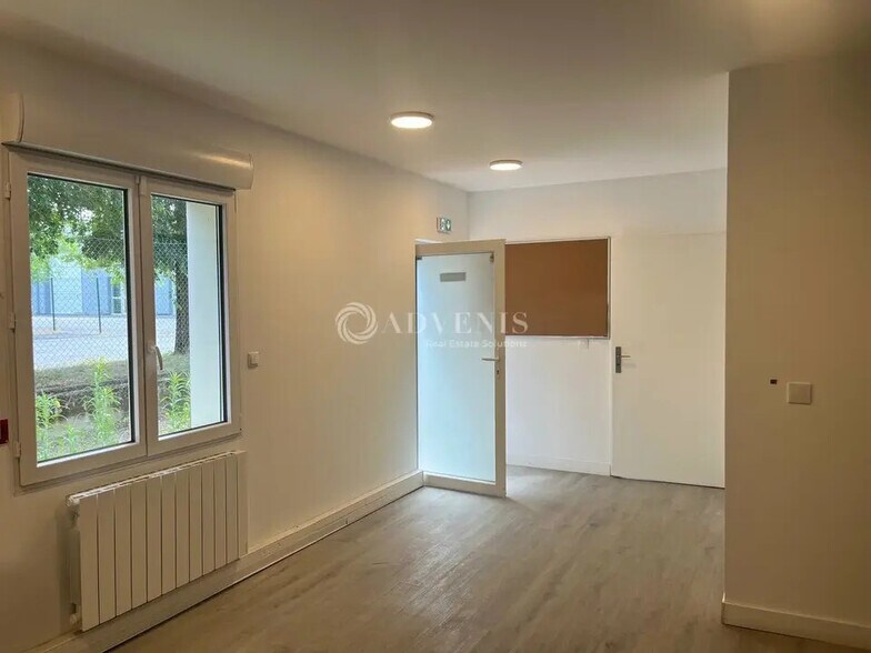 Flex in Chambray-lès-Tours for lease - Interior Photo - Image 3 of 5