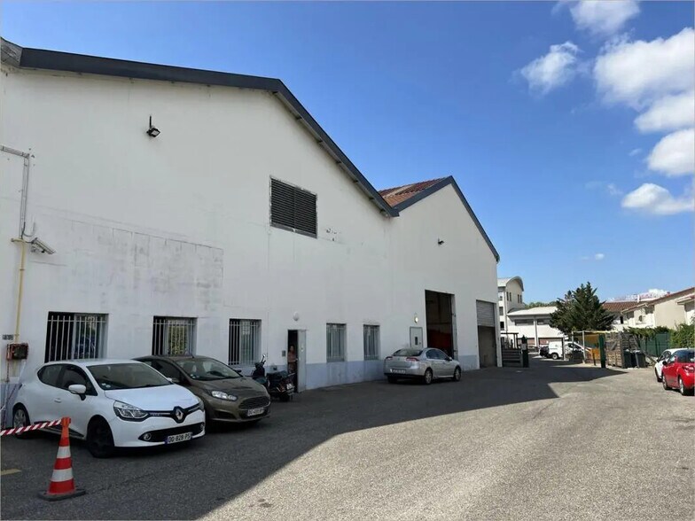 Flex in Lyon for lease - Building Photo - Image 3 of 5