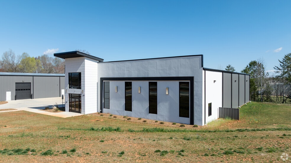 Two industrial/Flex Buildings For Sale portfolio of 2 properties for sale on LoopNet.com - Primary Photo - Image 2 of 2