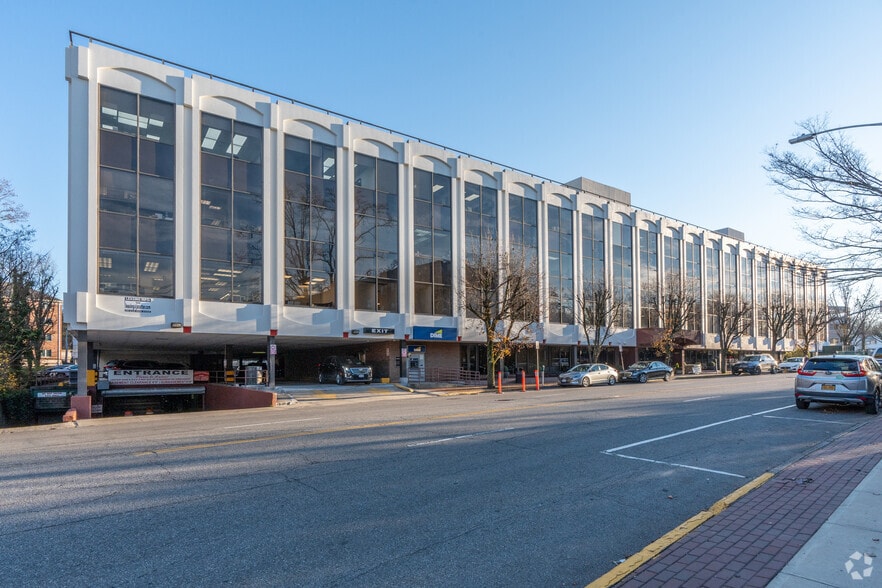 98 Cuttermill Rd, Great Neck, NY for lease - Building Photo - Image 2 of 12