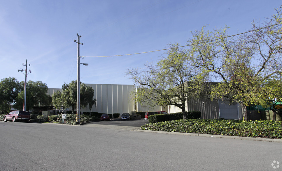 1297 Dynamic St, Petaluma, CA for lease - Building Photo - Image 2 of 6