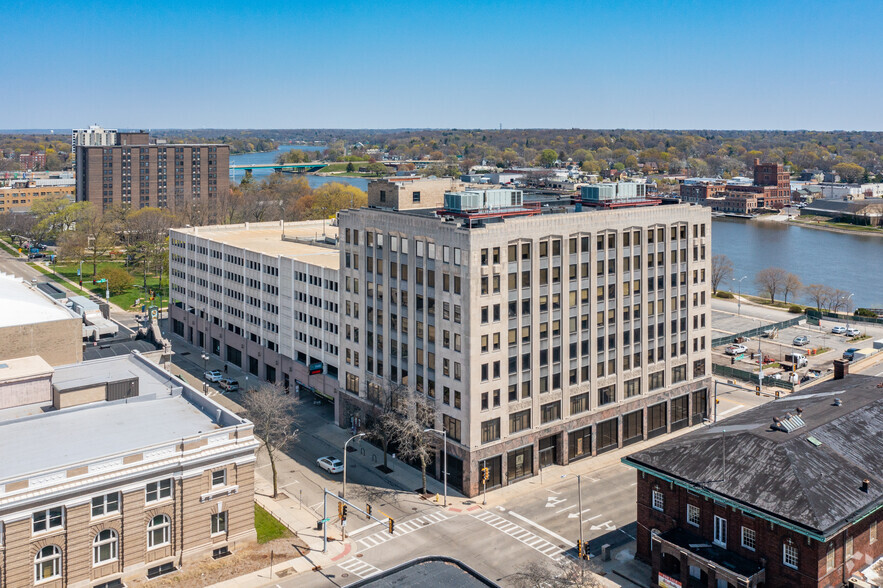 303 N Main St, Rockford, IL for lease - Building Photo - Image 3 of 4