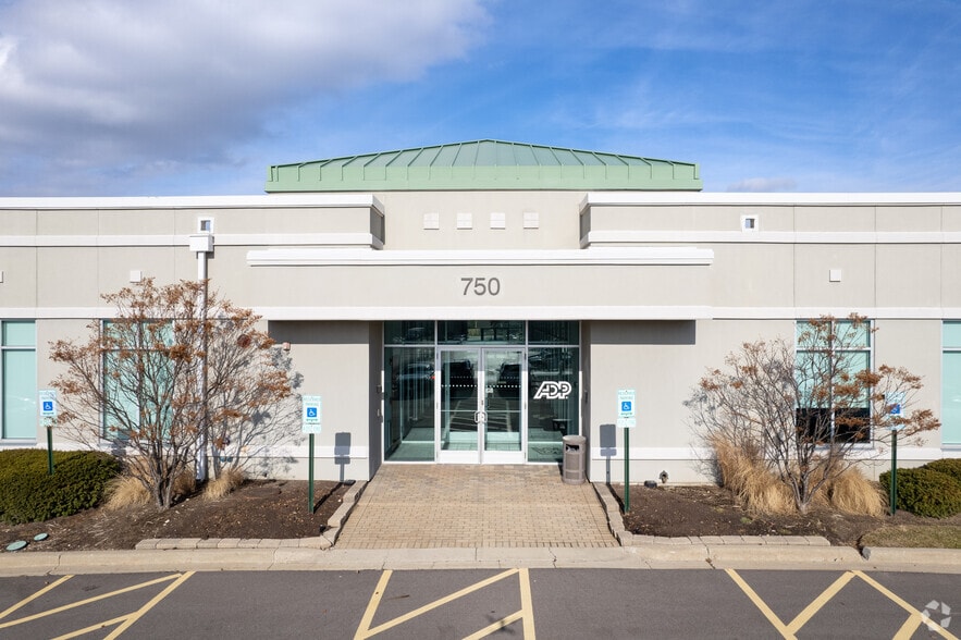 750 Estate Dr, Deerfield, IL for lease - Building Photo - Image 3 of 4