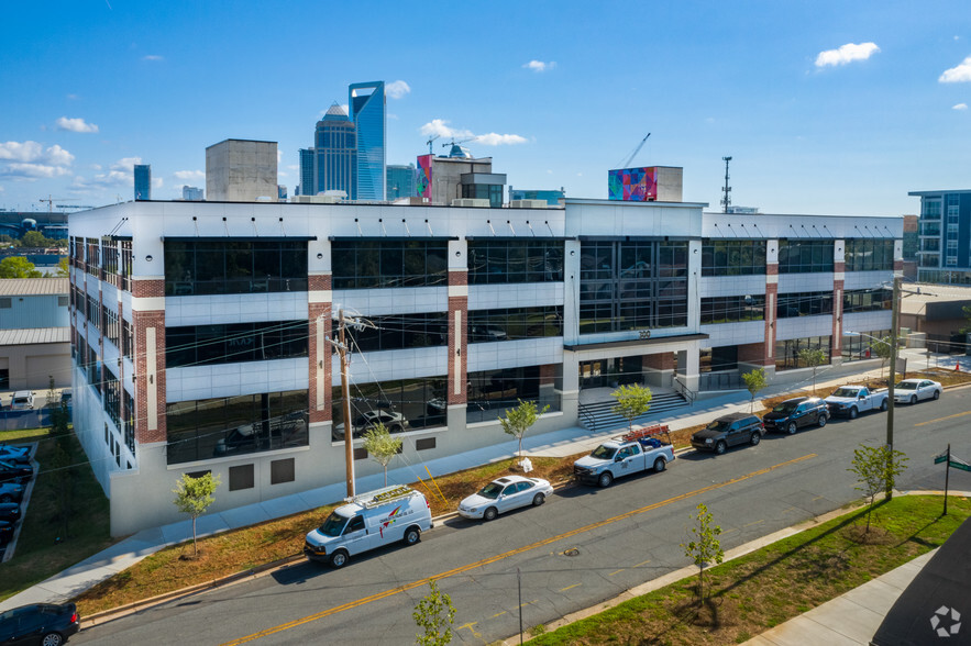 300 W Summit Ave, Charlotte, NC for lease - Primary Photo - Image 1 of 13