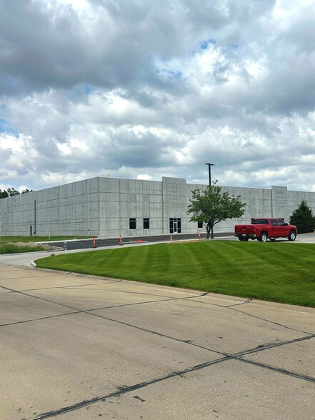 500-550 Corporate Hills Dr, Saint Charles, MO for sale - Building Photo - Image 1 of 10
