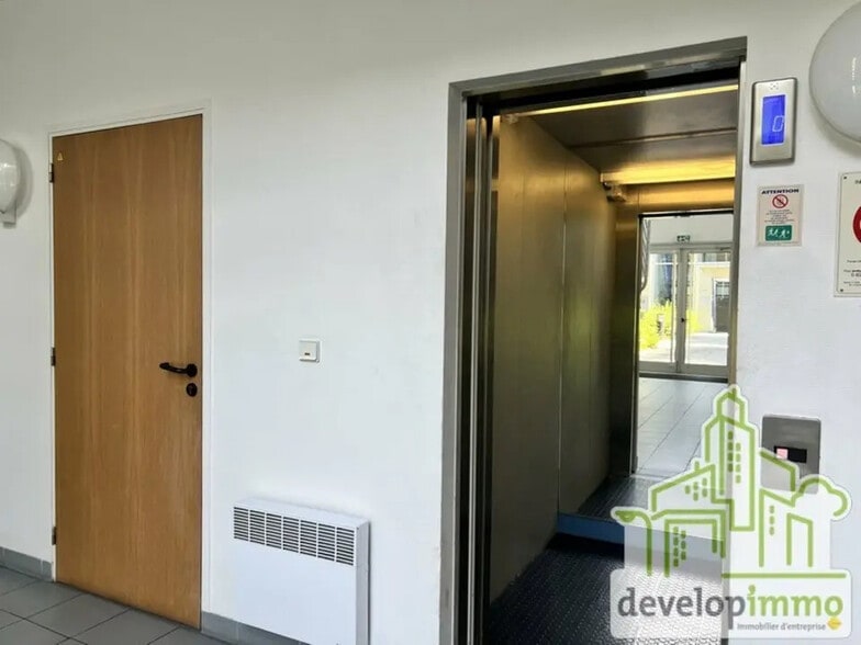 Office in Caen for lease - Lobby - Image 3 of 13