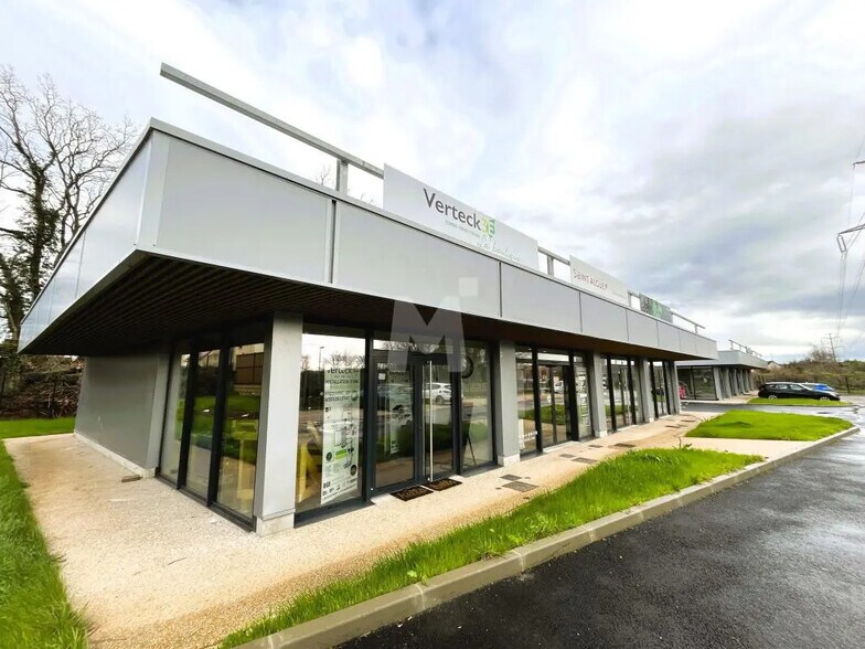 Retail in Lardy for lease - Building Photo - Image 3 of 6