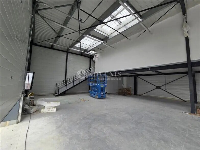 Flex in Stains for lease - Interior Photo - Image 3 of 9