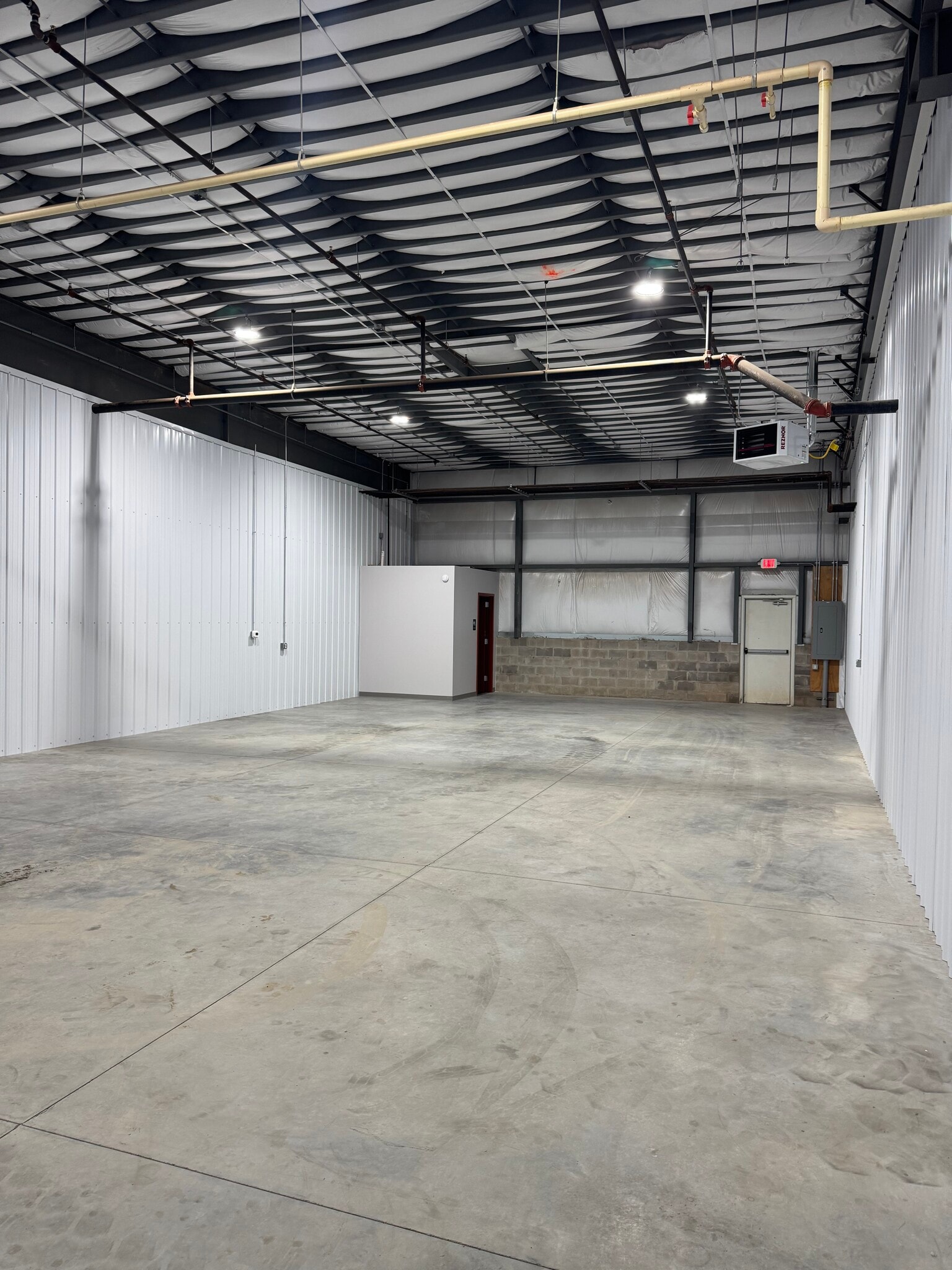 50 Airpark Dr, Rochester, NY for lease Interior Photo- Image 1 of 4