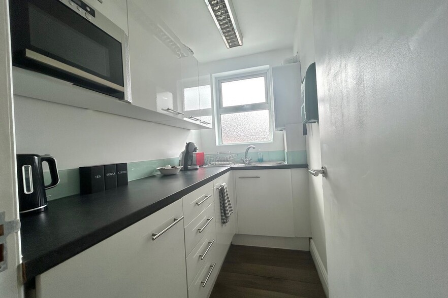 241 Chertsey Rd, Addlestone for lease - Interior Photo - Image 2 of 7