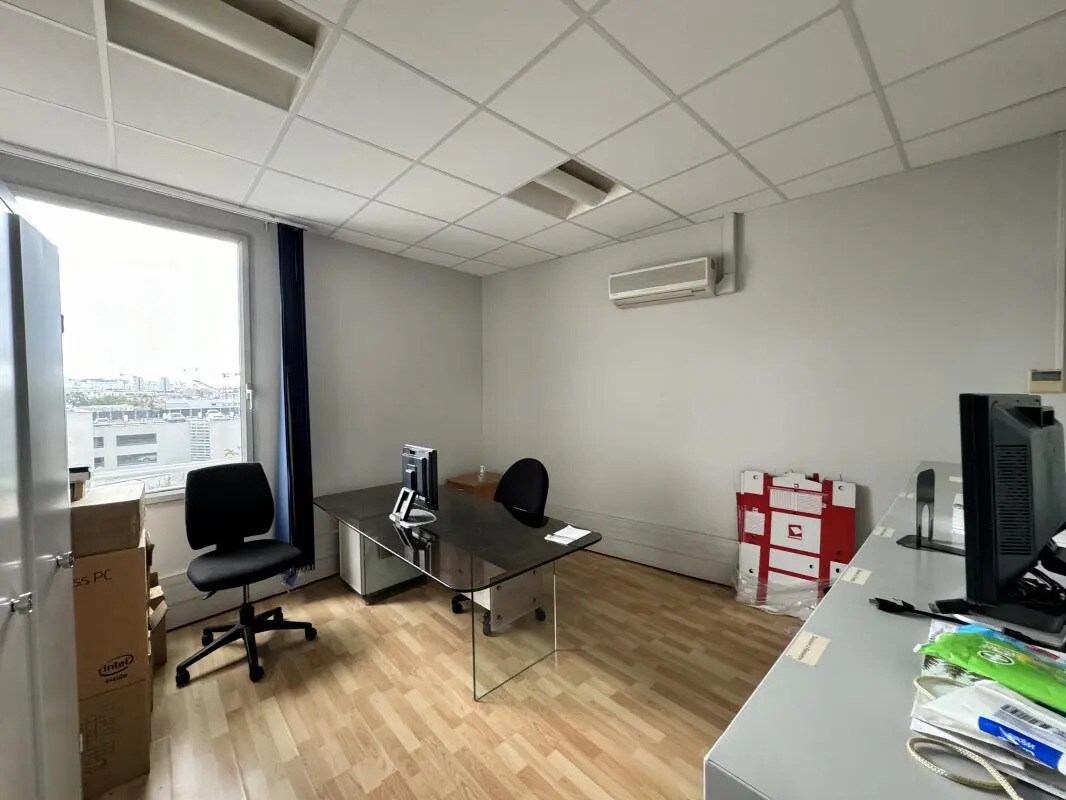 Office in Saint-Ouen-sur-Seine for lease Interior Photo- Image 1 of 16