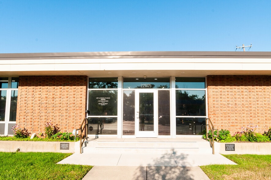 22005 Van Dyke Ave, Warren, MI for lease - Building Photo - Image 1 of 19