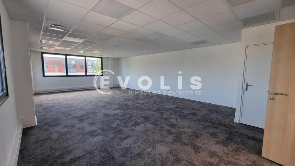 Office in Serris for lease - Interior Photo - Image 3 of 5