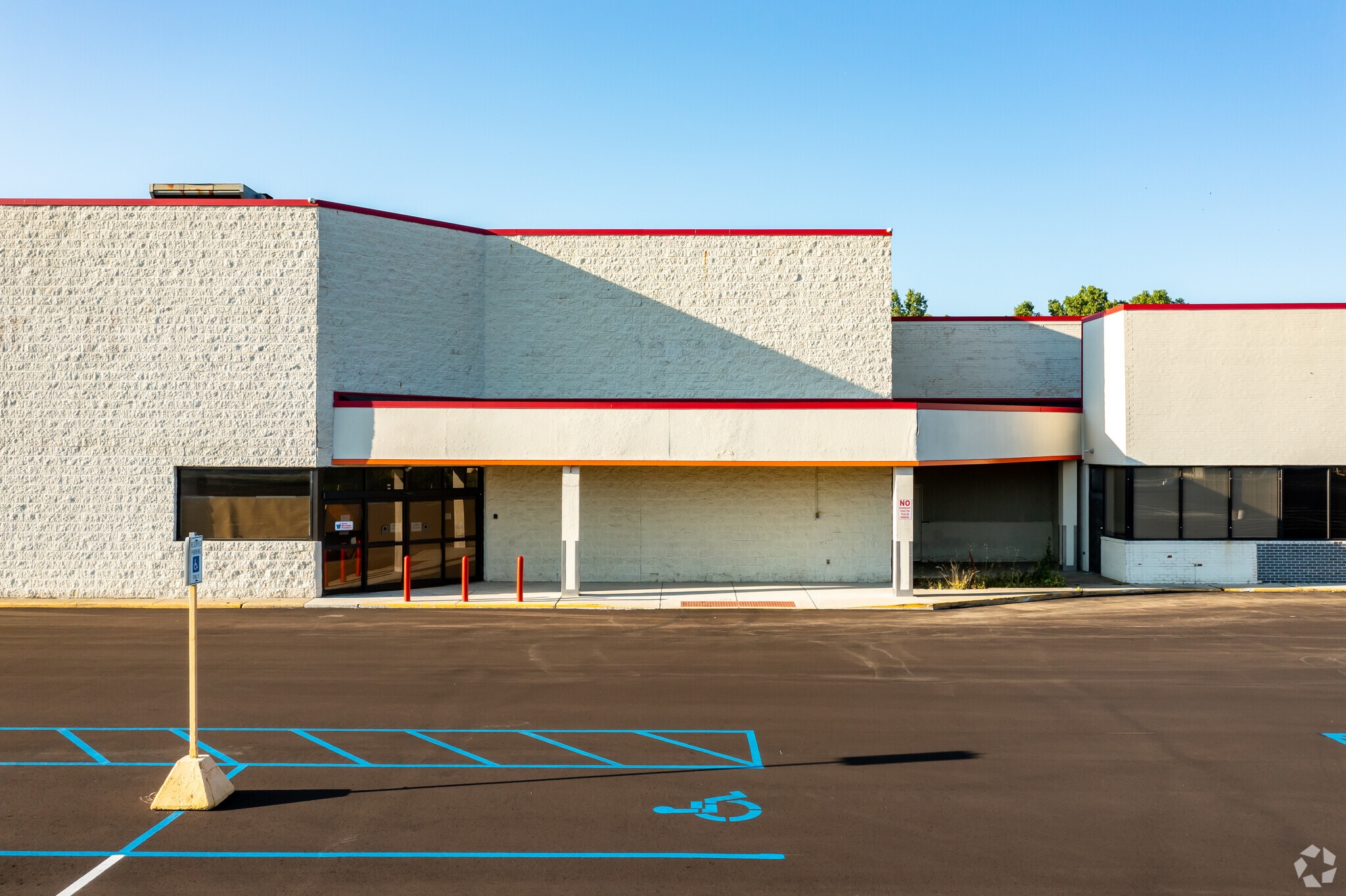 48134945 Clio Rd, Flint, MI 48504 Hallwood Plaza