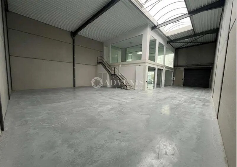 Industrial in Neuville-en-Ferrain for lease - Interior Photo - Image 2 of 5