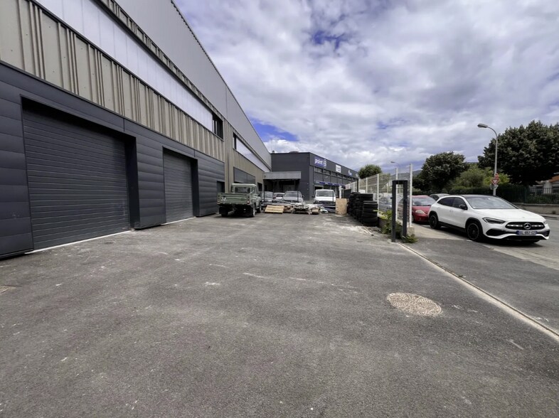 Flex in Marseille for lease - Building Photo - Image 2 of 2