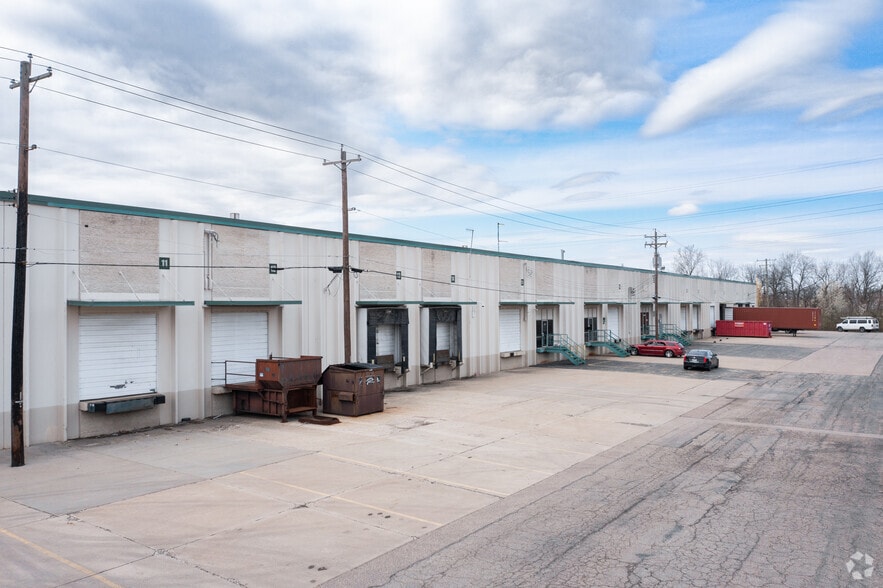226-236 Circle Freeway Dr, West Chester, OH for lease - Building Photo - Image 3 of 4
