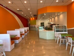 140 W Hillcrest Dr, Thousand Oaks, CA for lease Building Photo- Image 2 of 17