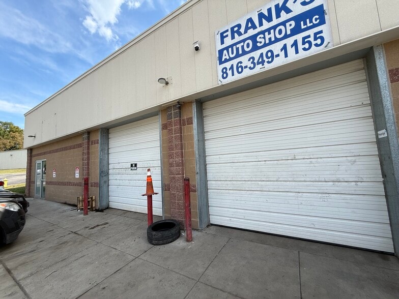 1114 Southview Dr, Liberty, MO for sale - Building Photo - Image 3 of 8