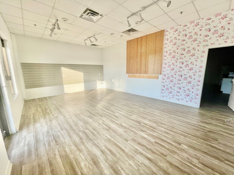 611 Dallas Dr, Roanoke, TX for lease - Building Photo - Image 2 of 5