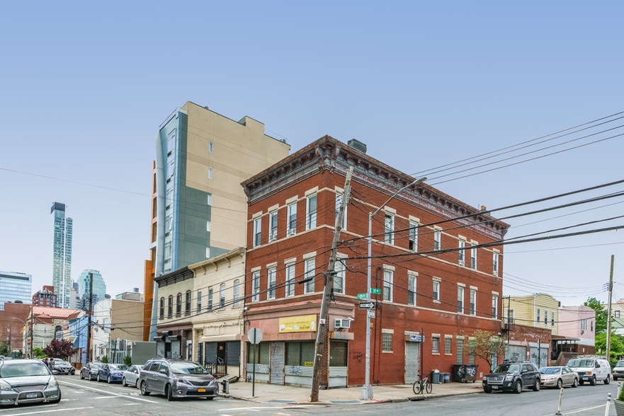 3902 29th St, Long Island City, NY for sale - Primary Photo - Image 1 of 5