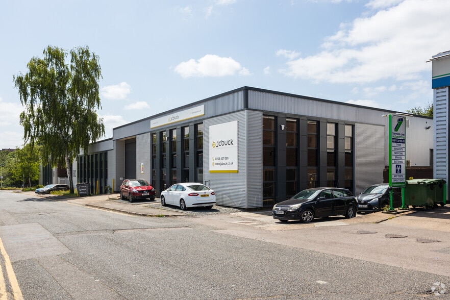 Hubert Rd, Brentwood for sale - Primary Photo - Image 1 of 1