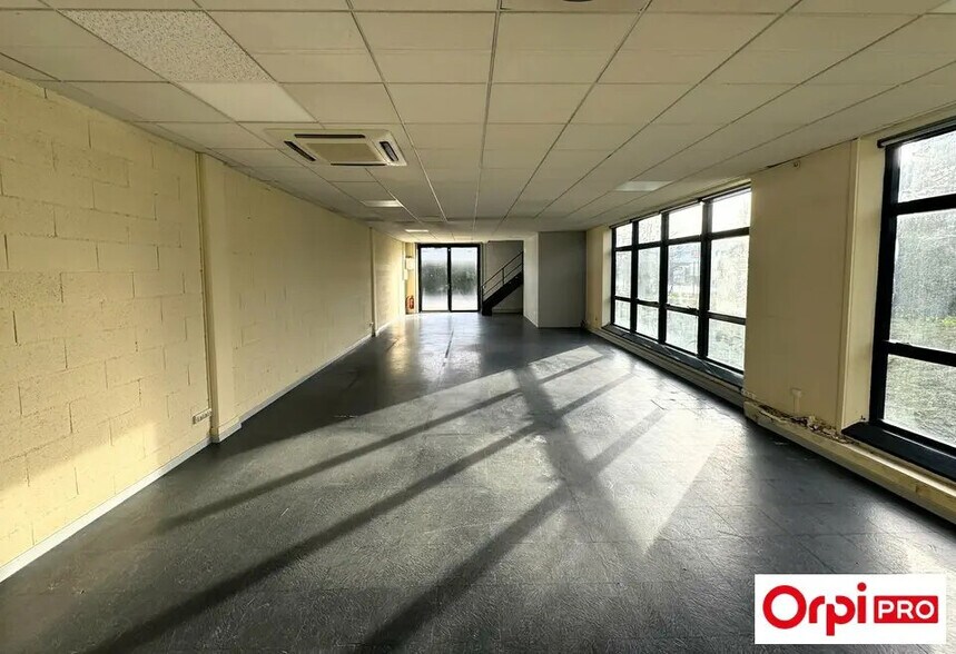 Flex in Les Ulis for lease - Interior Photo - Image 1 of 6