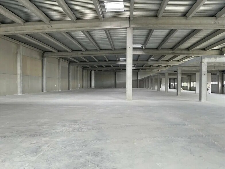 Flex in La Ciotat for lease - Interior Photo - Image 3 of 9