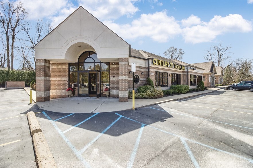 6611 Commerce Rd, West Bloomfield, MI for sale - Building Photo - Image 1 of 1