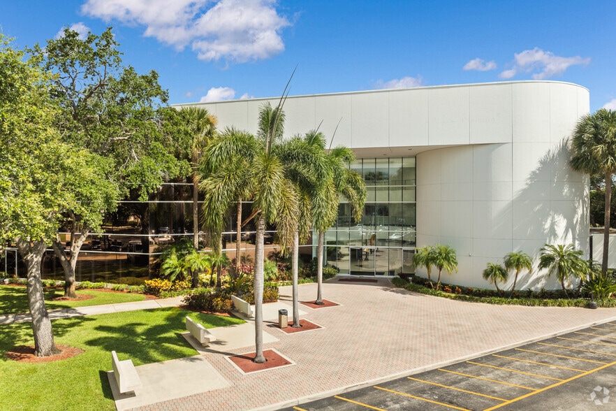 560 Village Blvd, West Palm Beach, FL for lease - Building Photo - Image 1 of 21