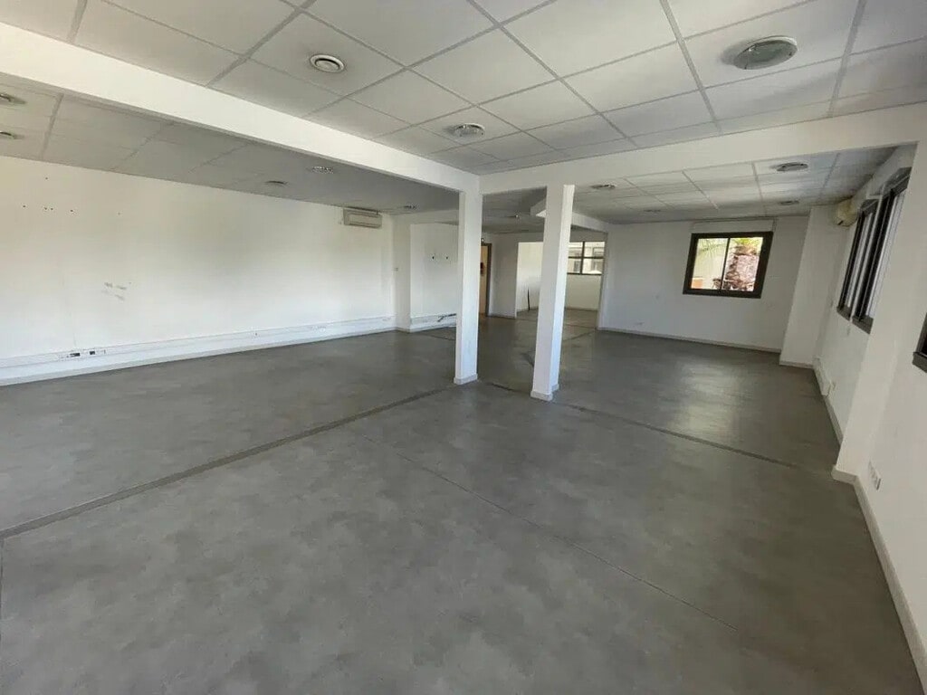 Location Bureaux 385 m² - Photo 1