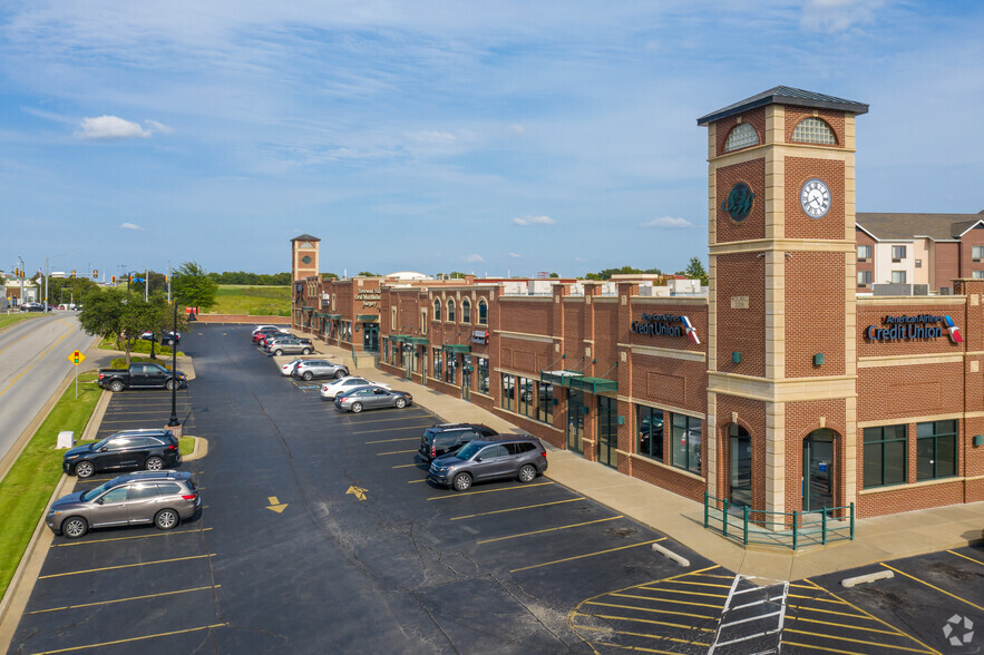 401-425 W Stone Wood Dr, Broken Arrow, OK for lease - Building Photo - Image 2 of 6