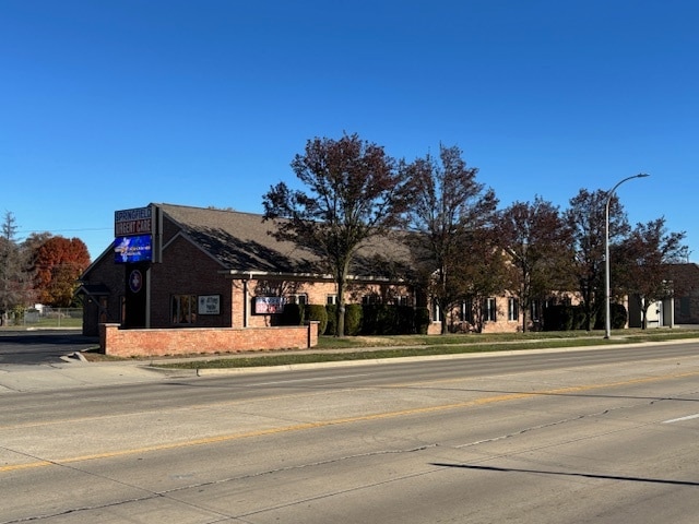 21929-21931 E 9 Mile Rd, Saint Clair Shores, MI for lease Building Photo- Image 1 of 16
