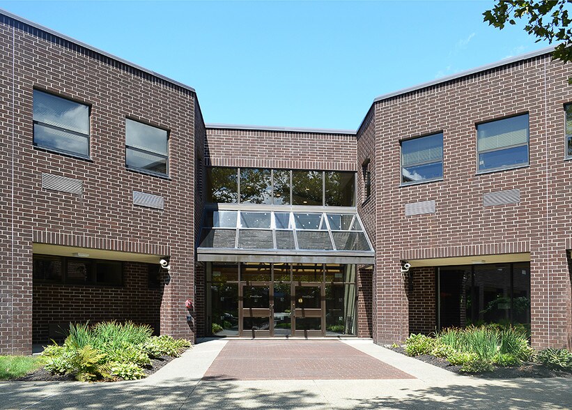 2 Winners Cir, Colonie, NY for sale - Primary Photo - Image 1 of 1