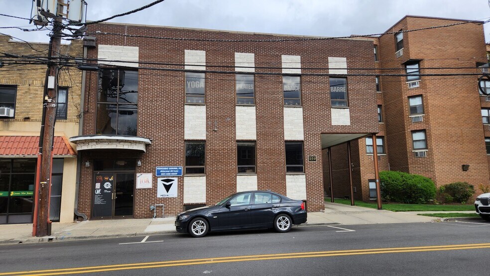 289 Stuyvesant Ave, Lyndhurst, NJ 07071