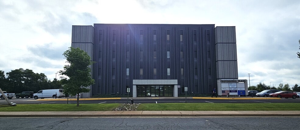 2125 Heights Dr, Eau Claire, WI for lease - Building Photo - Image 2 of 18